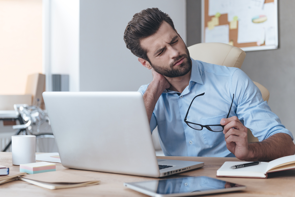 man at computer with neck pain
